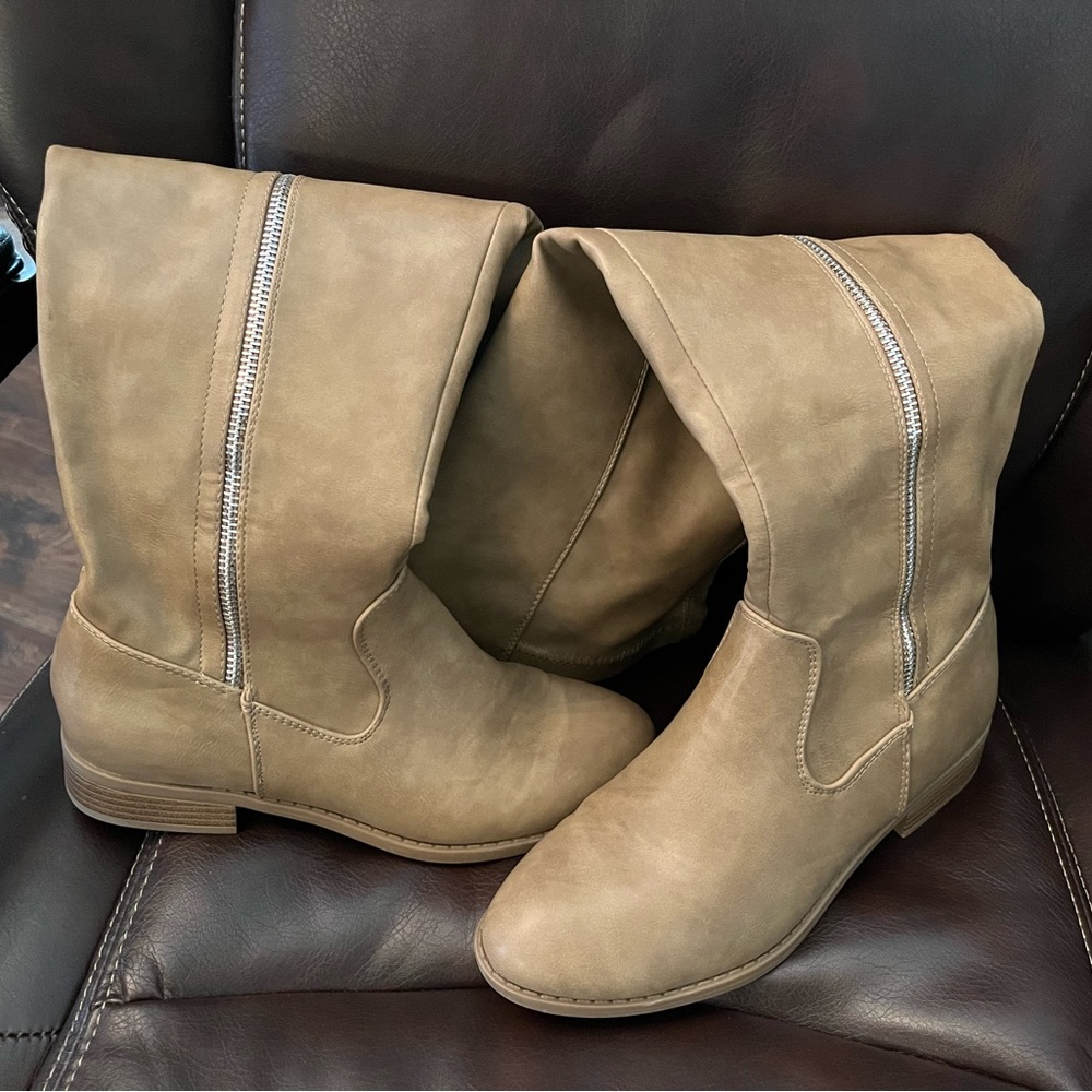 Size 8.5 EUC knee-high boots